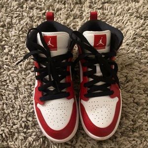 Jordan 1s mids Chicago